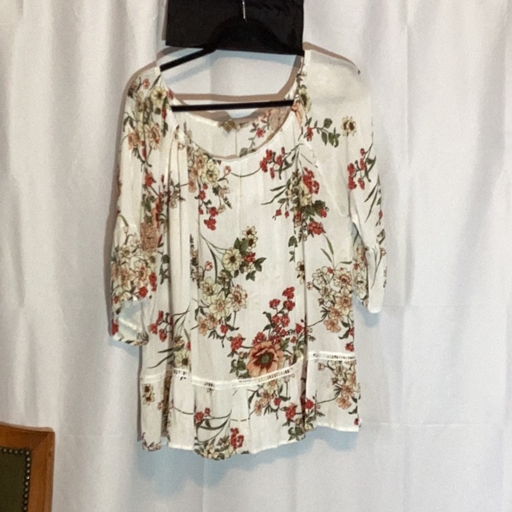 Lavish 1X floral top, by Lavish.